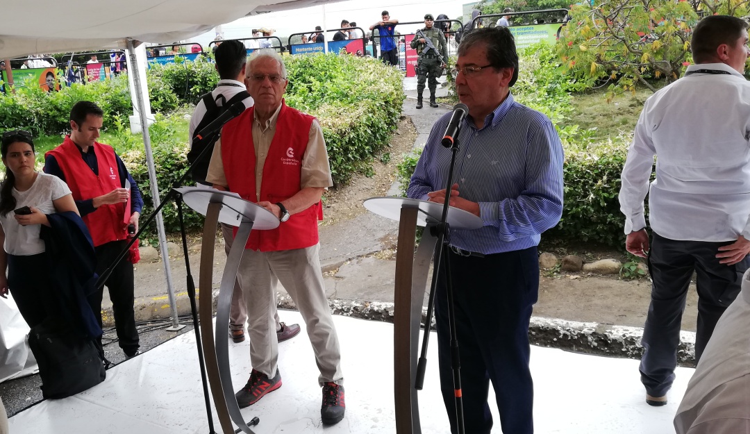 Canciller de España Josep Borrell Fontellesy canciller de Colombia Carlos Holmes Trujillo en frontera