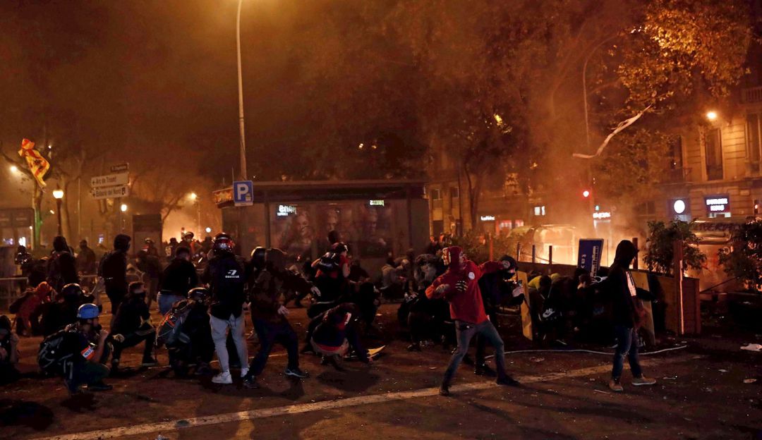 Protestas en Cataluña: La condena de violencia divide a Gobierno español y autoridades catalanas