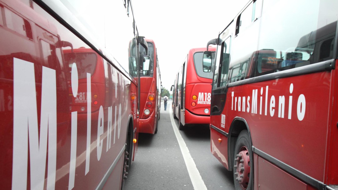 Despiden a vigilantes que utilizaron armas de "fogueo" en Transmilenio