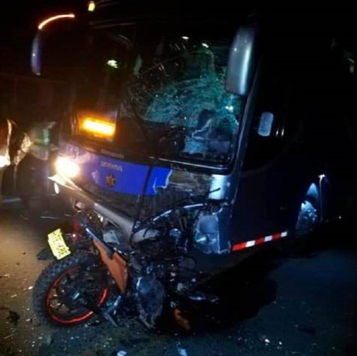 Tres muertos tras choque de motocicleta y bus intermunicipal