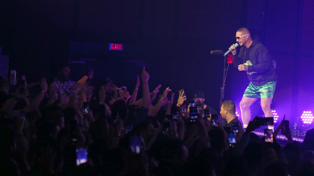 ¿Qué talla busca? J Balvin sorprendido con brasieres que le lanzaron en concierto