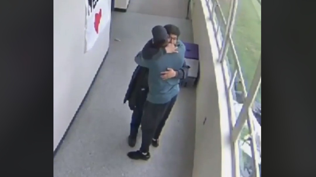 ¡Con un abrazo! Así desarmó docente a estudiante que iba a realizar tiroteo