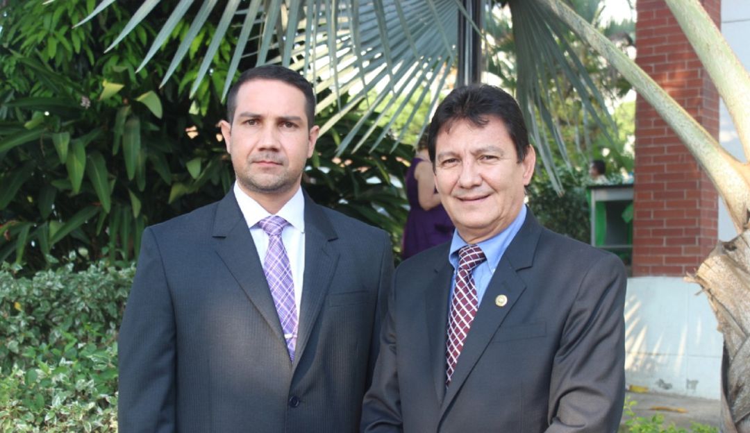 Juan Carlos Reyes Nova (izq)