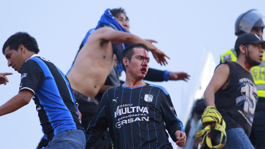 ¡Locura en México! Invasión a la cancha en pleno Querétaro-San Luis
