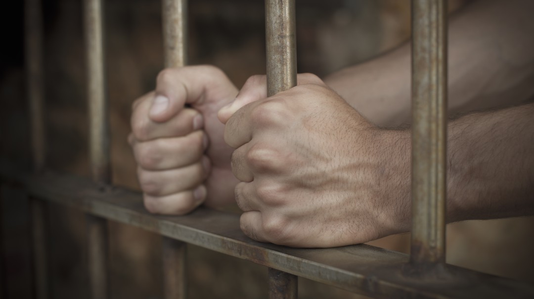Ordenan medidas contra hacinamiento de 1.450% en estaciones de Policía