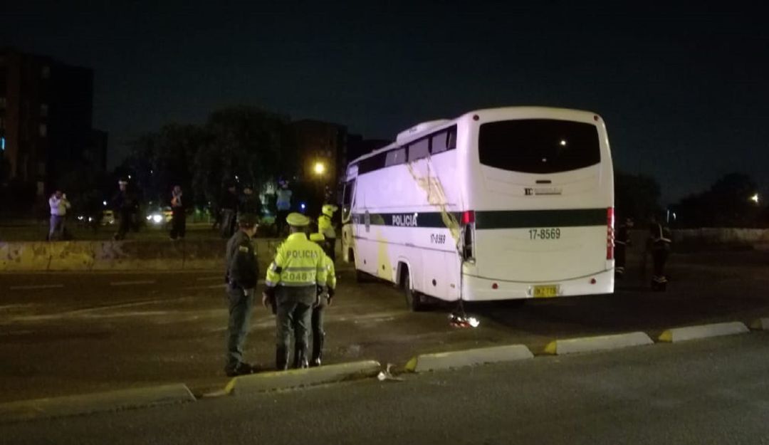 #EnLaNochedeCaracol: Detenidos vuelcan bus de la policía y se fugan