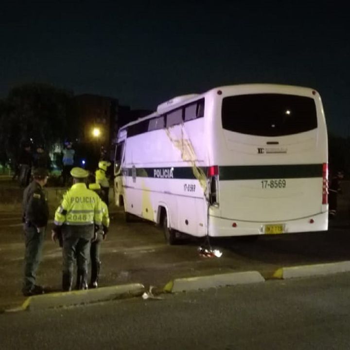 Fuga masiva de detenidos tras volcarse un bus de la policía