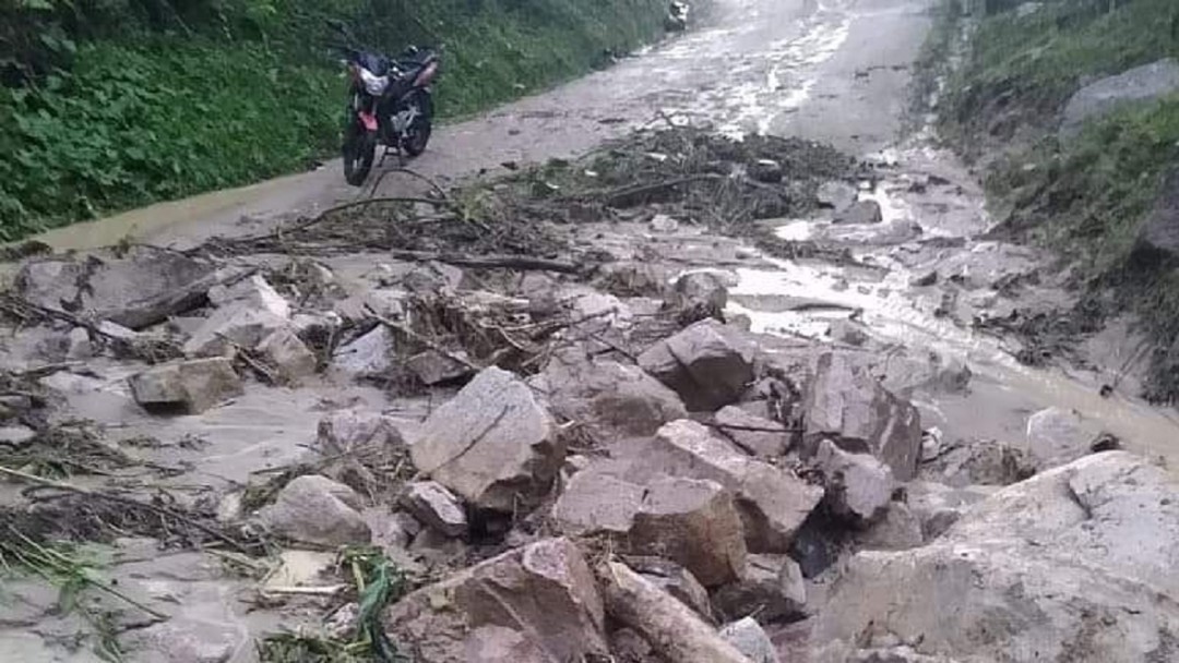 Derrumbe mantiene cerrada vía Curos - Málaga