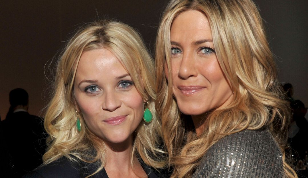 Jennifer Aniston y Reese Witherspoon recrean escena de “Friends”: Jennifer Aniston y Reese Witherspoon recrean graciosa escena de “Friends”