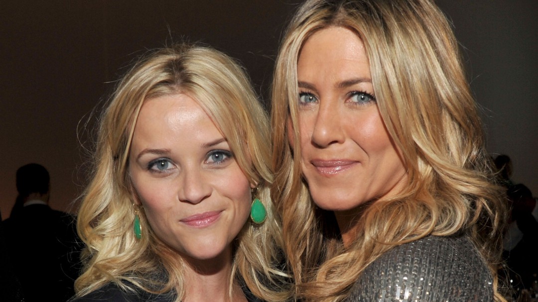 Jennifer Aniston y Reese Witherspoon recrean graciosa escena de "Friends"