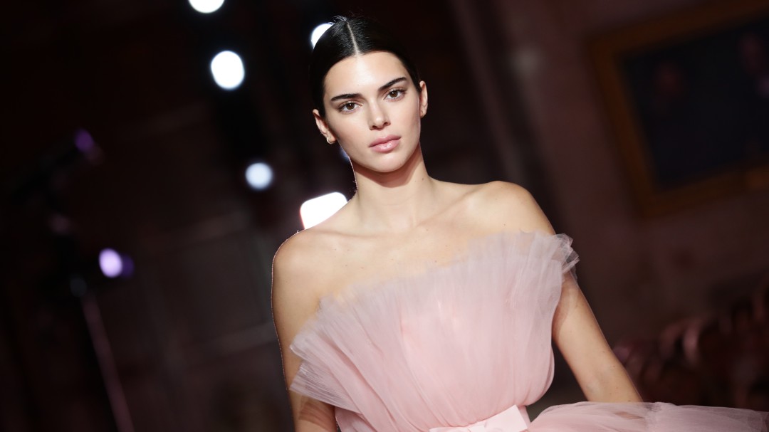 ¡Muestra las nalgas! Kendall Jenner calienta las redes disfrazada de ángel