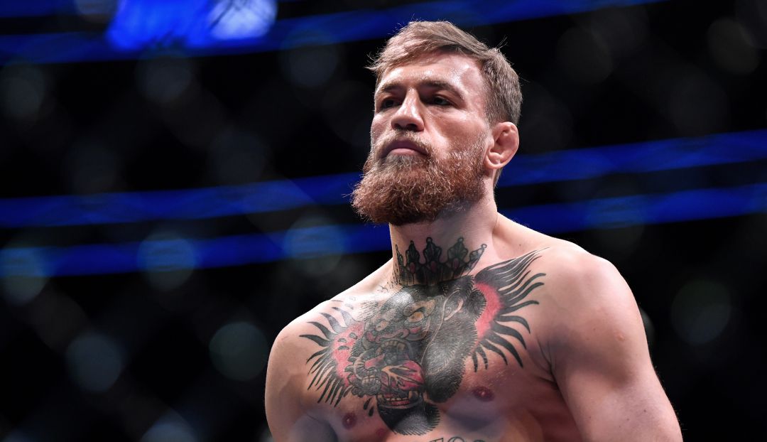 Conor McGregor llama cobarde a familia y le lanzan una botella: Aficionado lanzó una botella a Conor McGregor