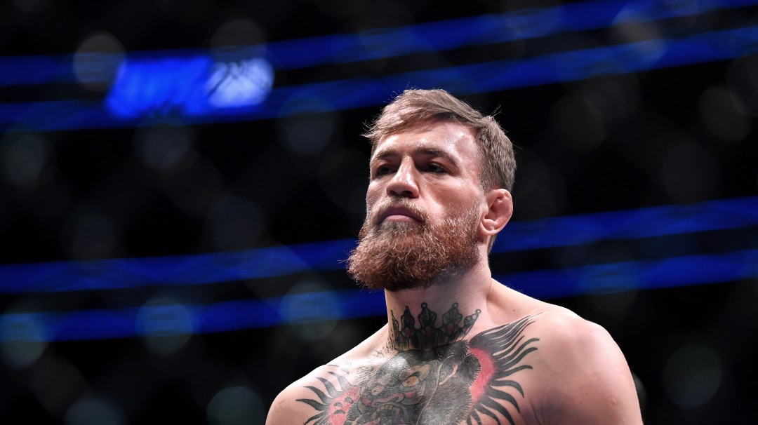 Aficionado lanzó una botella a Conor McGregor