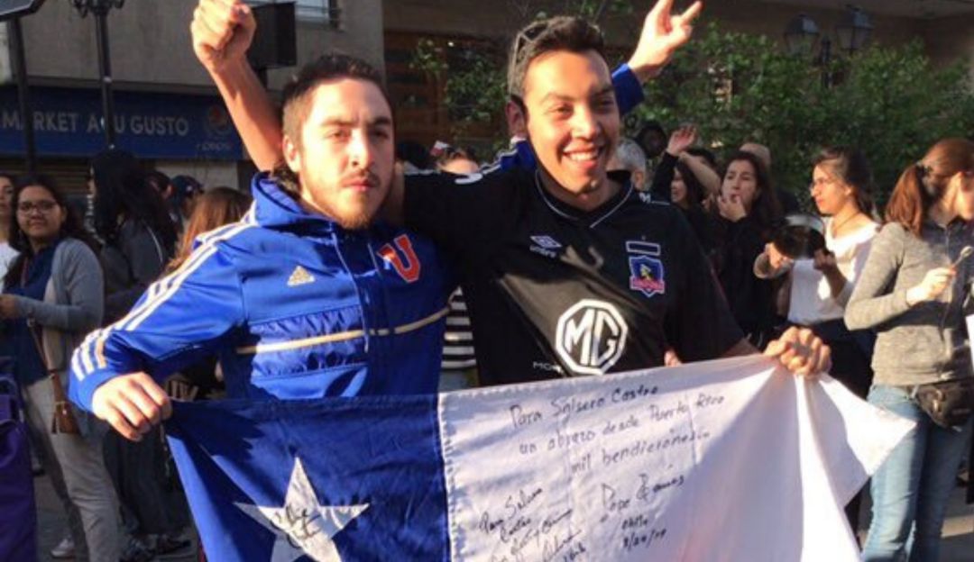 u de chile colo colo y u catolica juntos protestando en chile: ¡Juntos más fuertes! barras en Chile se unen a las protestas
