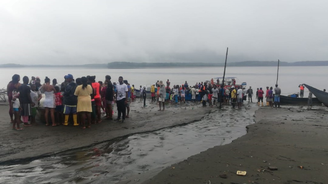 Armada rescató a 25 personas que naufragaron en aguas del Pacífico caucano