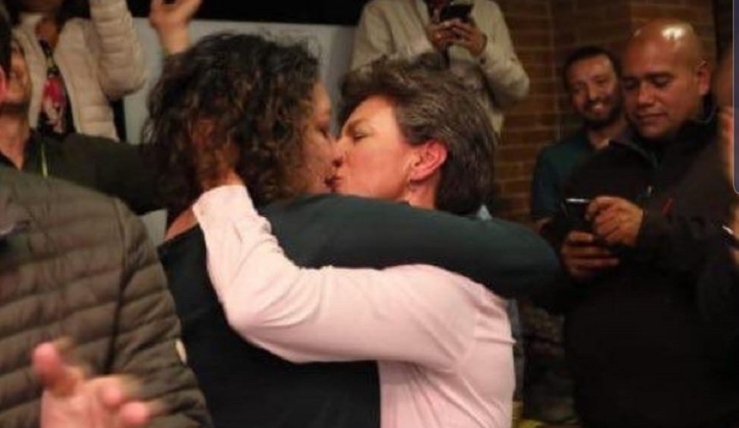 Beso Claudia López y Angélica Lozano: Polémica en redes sociales por amorosa celebración de Claudia López