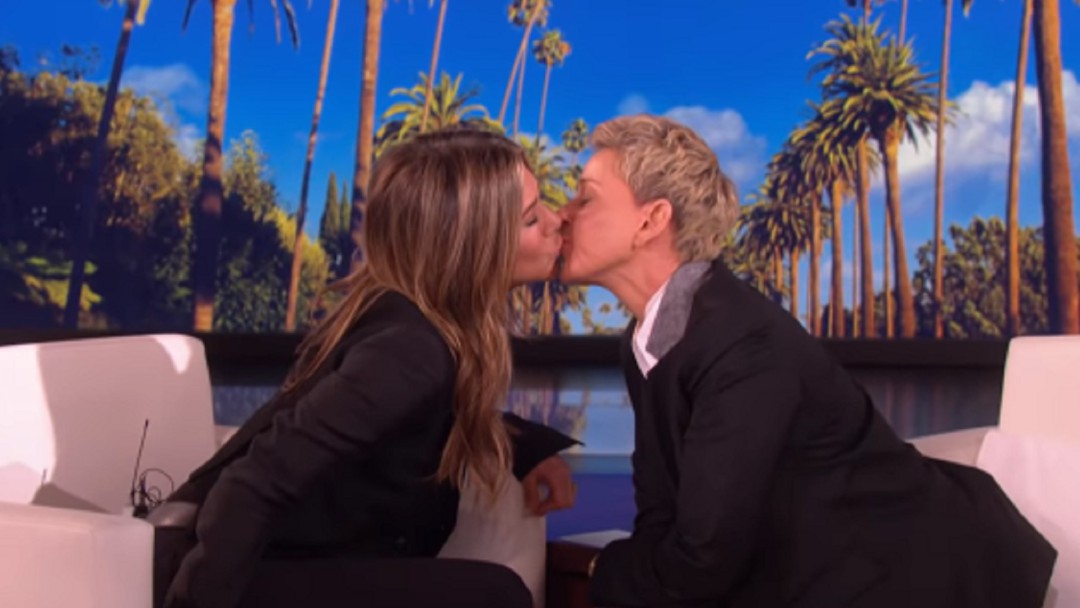 ¡Se besaron! Jennifer Aniston y Ellen DeGeneres sorprendieron en entrevista