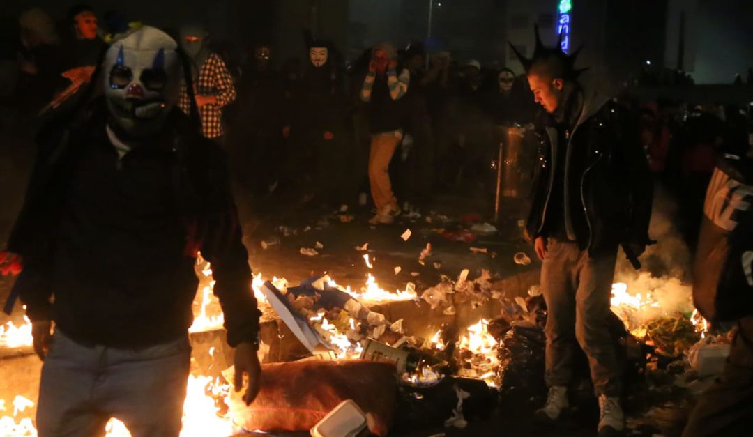 Protesta estudiantil en Bogotá: Caos en Bogotá por manifestantes que se enfrentan al Esmad