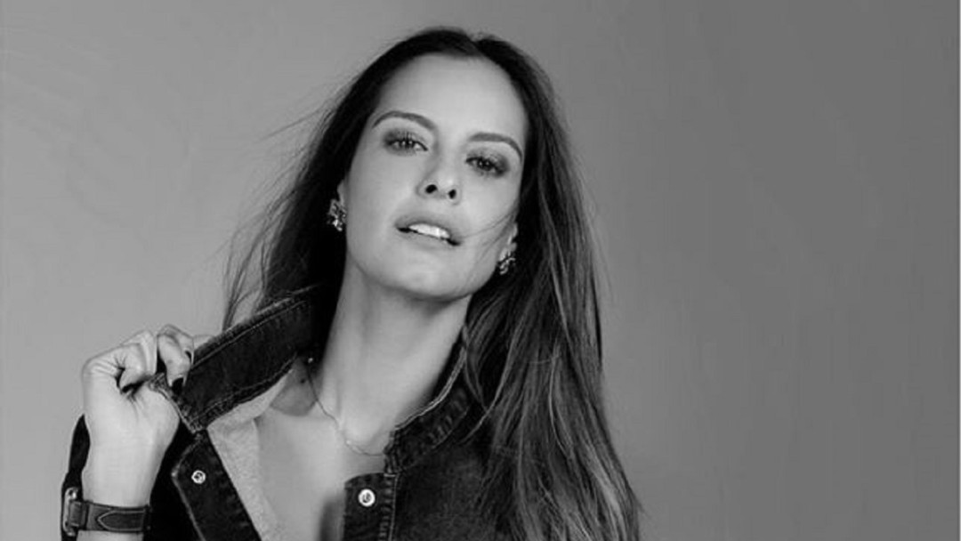 Laura Acuña posa sin brasier en Instagram