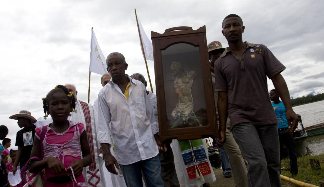 Habitantes de Bojayá cargando el Cristo mutilado, símbolo de la masacre ocurrida en 2002.