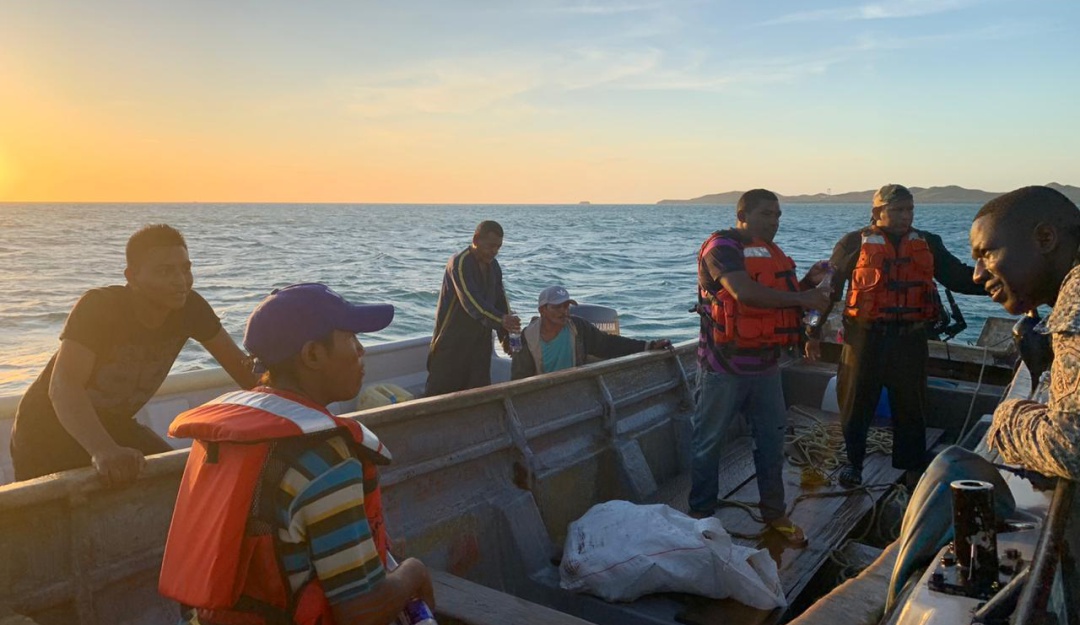 Armada Nacional rescató a cuatro personas: Cuatro personas fueron rescatadas en el mar Caribe en la Alta Guajira