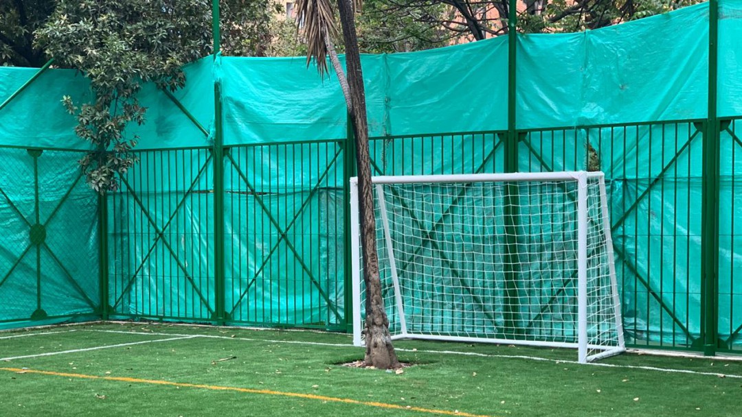 Cancha del Parque Japón con árboles frente a las porterías