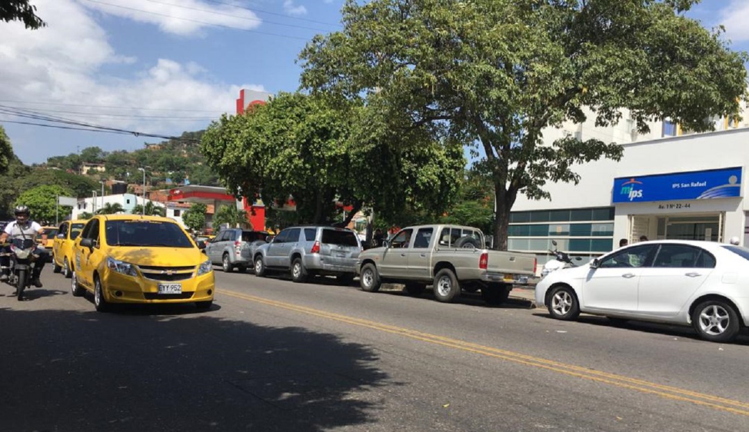 Estaciones de combustible cumplen una semana entre largas filas