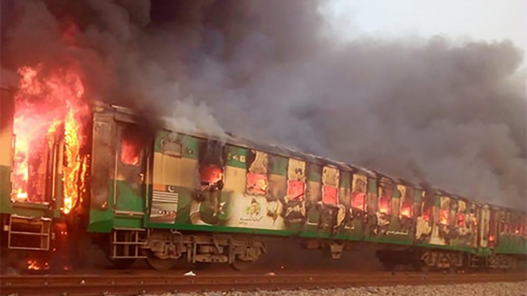 Explosión de gas en tren de Pakistán deja 73 muertos