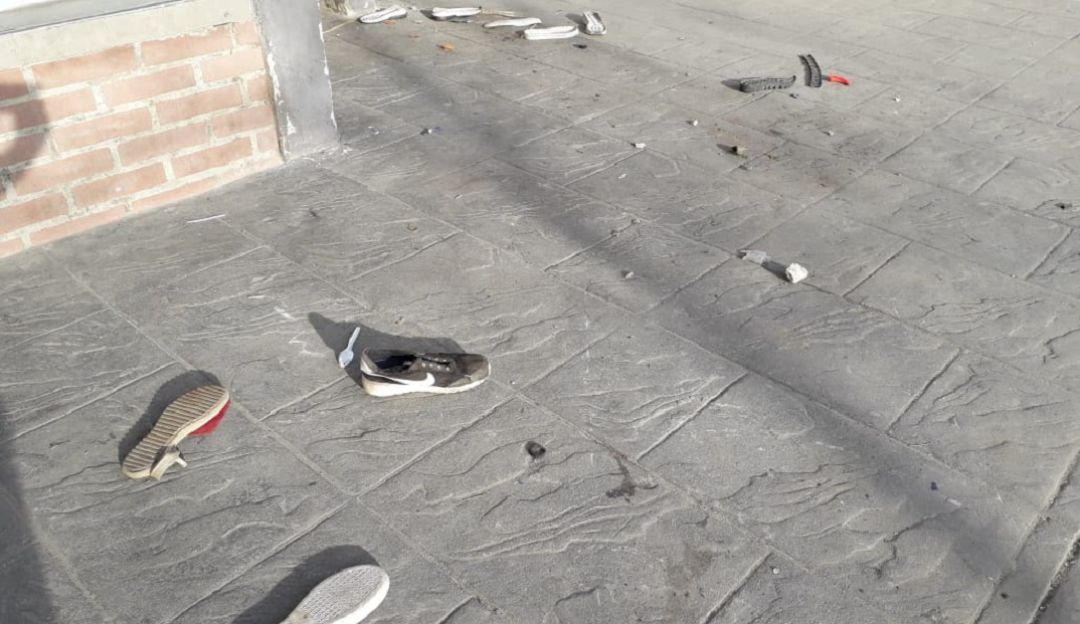 Zapatos abandonados y daños dejaron los desordenes en medio del evento