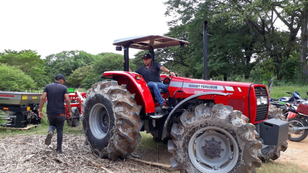 Unidad para las Víctimas entregó en Mompox, maquinaria agrícola para ANUC