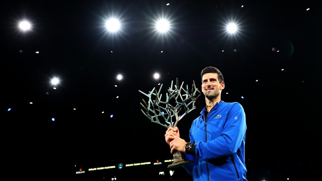 Djokovic ganó cómodo ante Shapovalov y completó cinco títulos en París