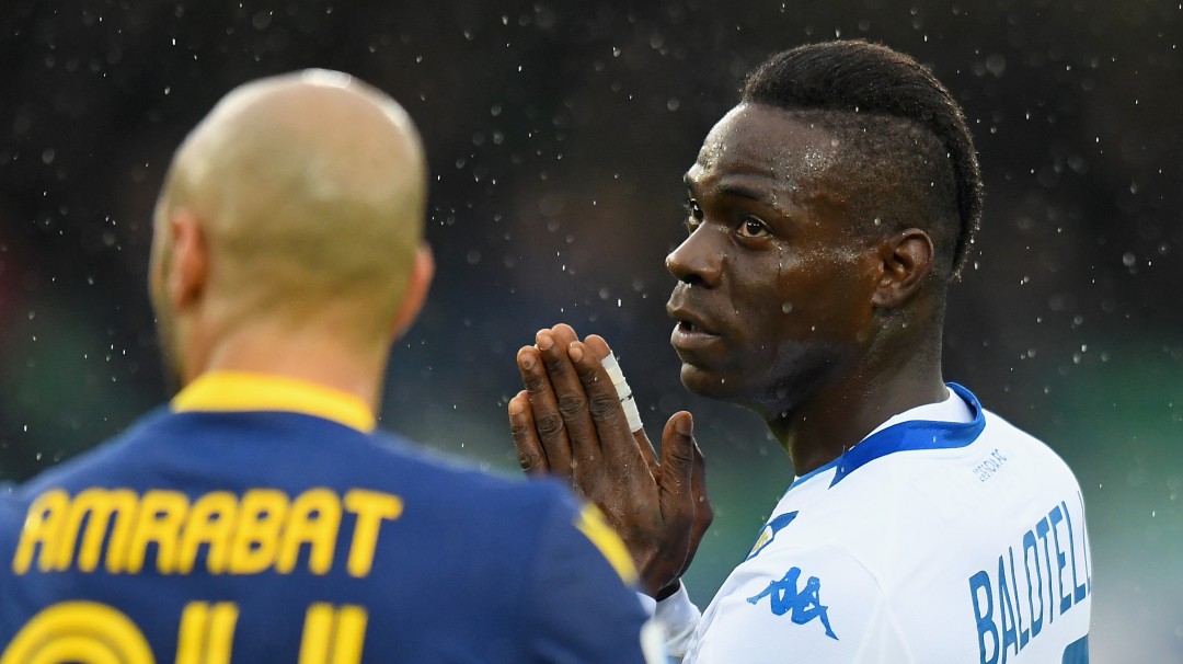 Repudio total: Balotelli recibió insultos racistas en Italia