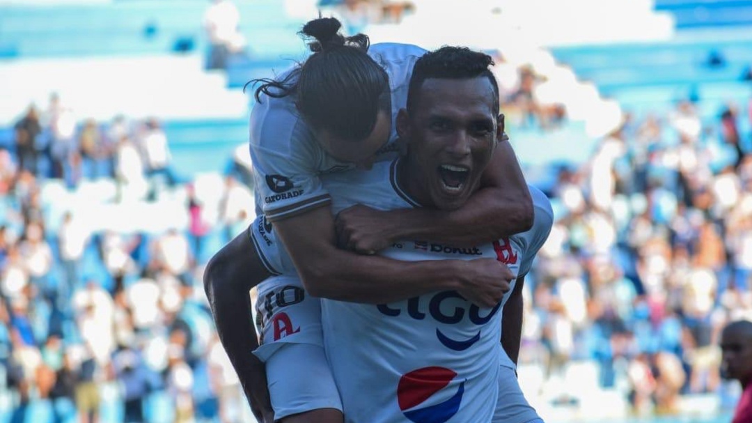 ¡Doblete! El colombiano Raúl Peñaranda se reportó con goles en El Salvador