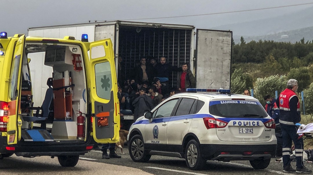 Policía informa hallazgo de 41 migrantes en un camión frigorífico en Grecia