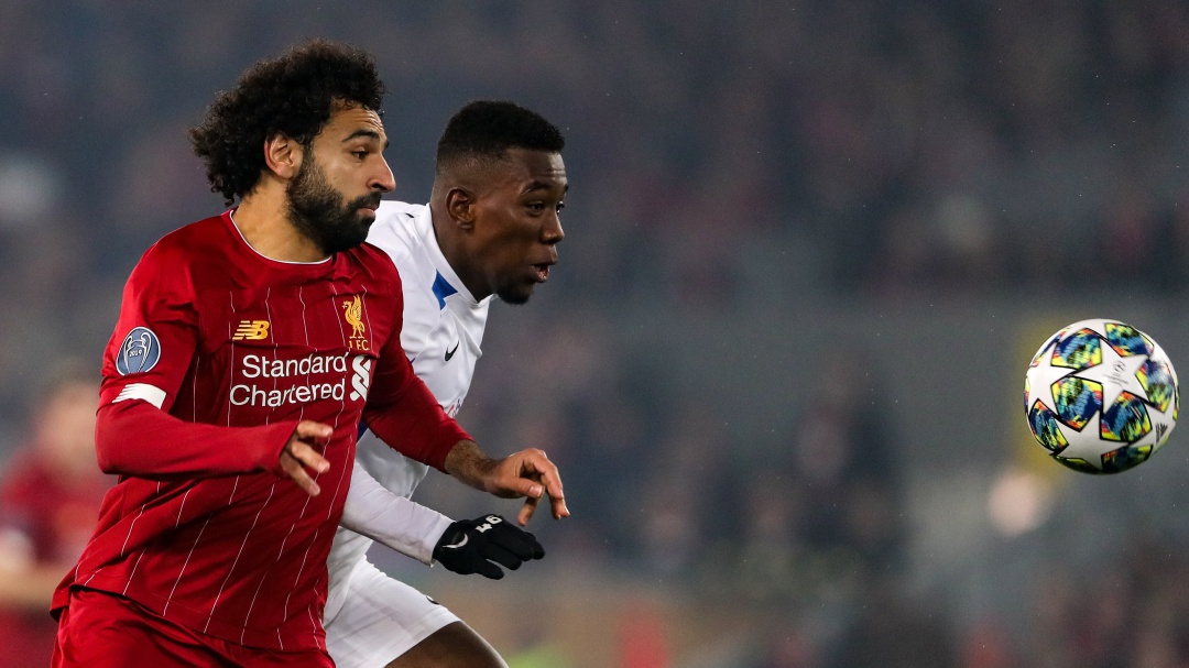 Lucumí y Cuesta no lograron detener a Liverpool, que venció 2-1 a Genk