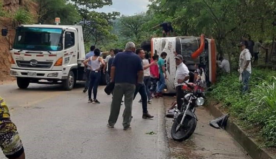 Accidentes en la vías de Tolima: Deslizamiento de tierra provocó accidente en Tolima