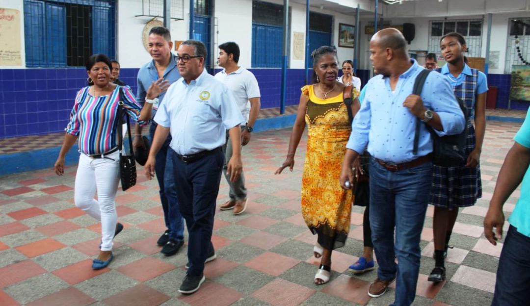 Alcalde de Cartagena visitó la IE María Reina para escuchar sus necesidades: Alcalde de Cartagena visitó la IE María Reina para escuchar sus necesidades