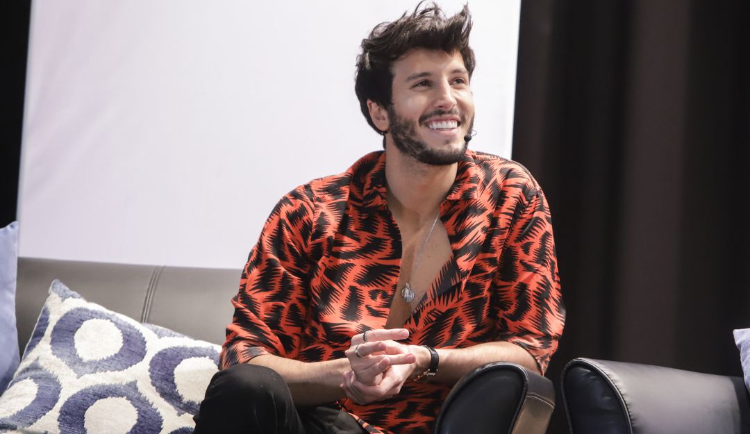 La razón por la Sebastián Yatra se abre la camisa: El inconveniente que tuvo Yatra con su pantalón en su último concierto