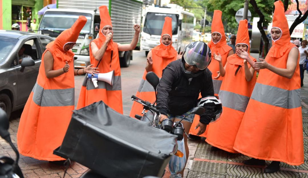 Movilidad Ibagué mimos: Regresan mimos y conos humanos para controlar movilidad en Ibagué