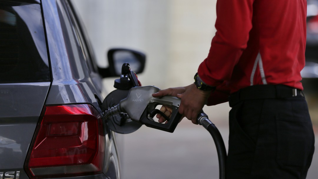 Gasolina baja 30 pesos en el mes de noviembre
