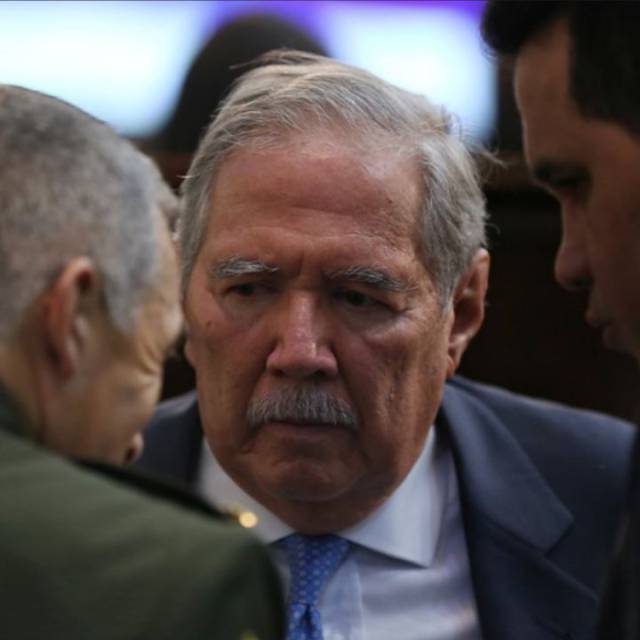 Renunció el ministro de Defensa