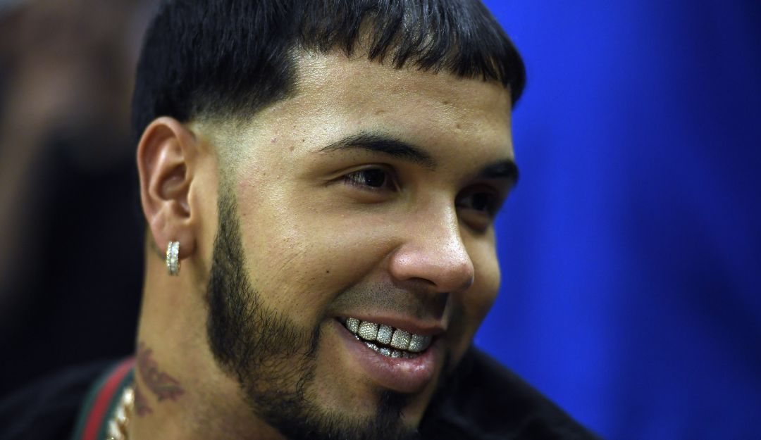 ¿Anuel AA con otra mujer?: ¡Pillado! Anuel AA fue grabado con otra mujer en un bar