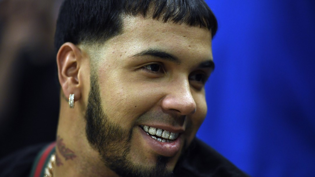 ¡Pillado! Anuel AA fue grabado con otra mujer en un bar