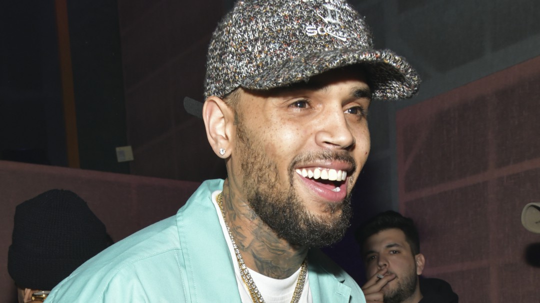 Chris Brown hace venta de garage y sus fans enloquecen