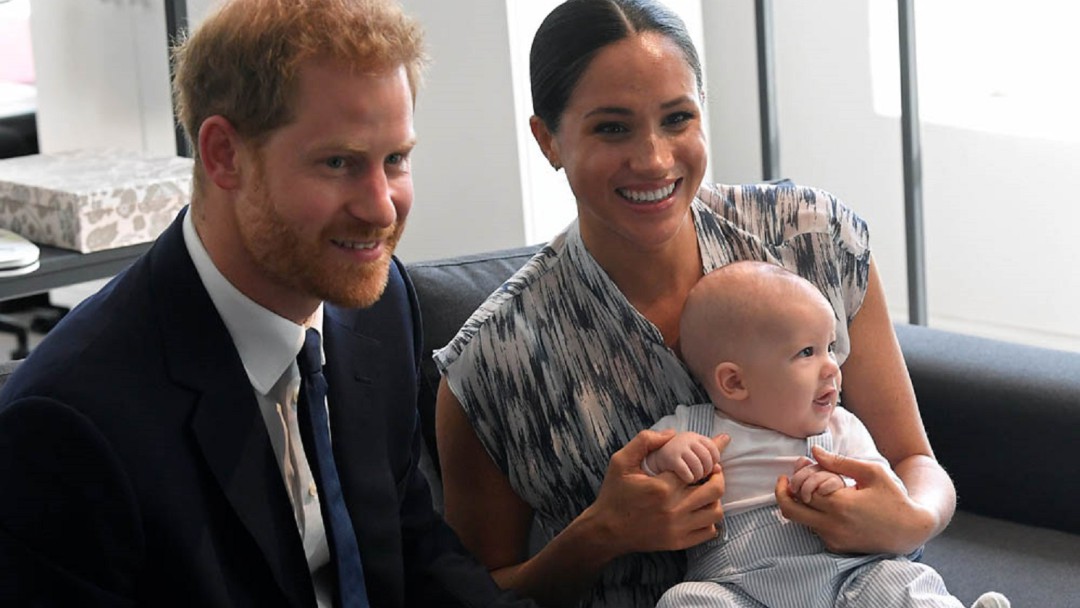 El pequeño Archie ya ha empezado a gatear