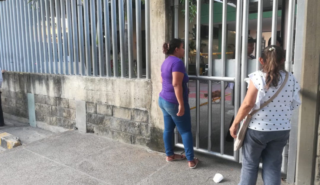 Yuleisis Beltrán y su suegra en Medicina Legal