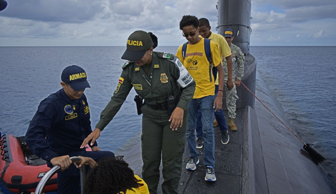 Armada Nacional submarinos: Jóvenes raizales conocen submarino de la Armada Nacional