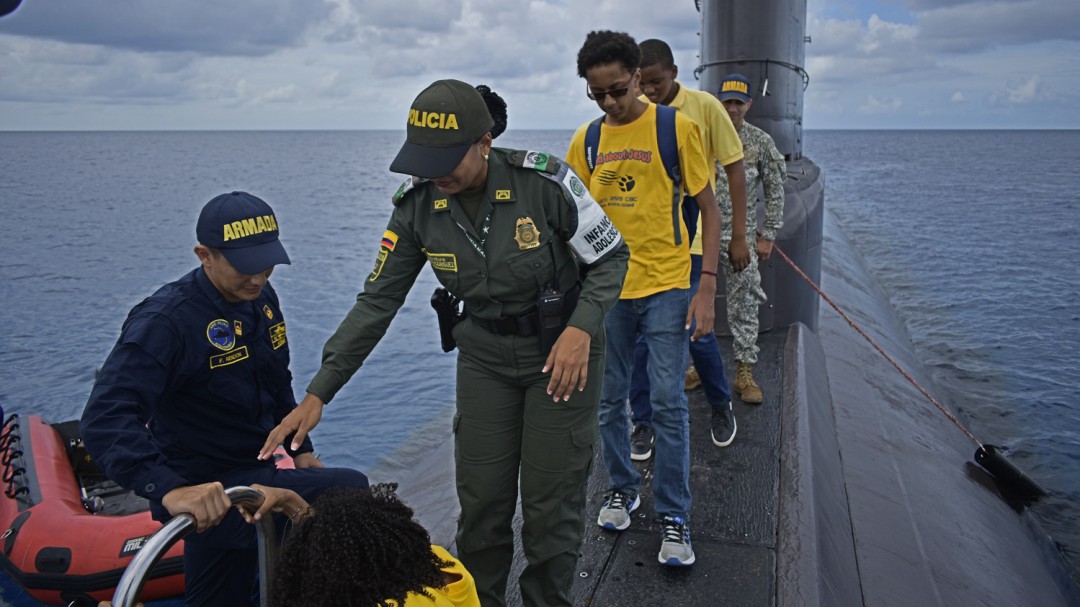 Jóvenes raizales conocen submarino de la Armada Nacional