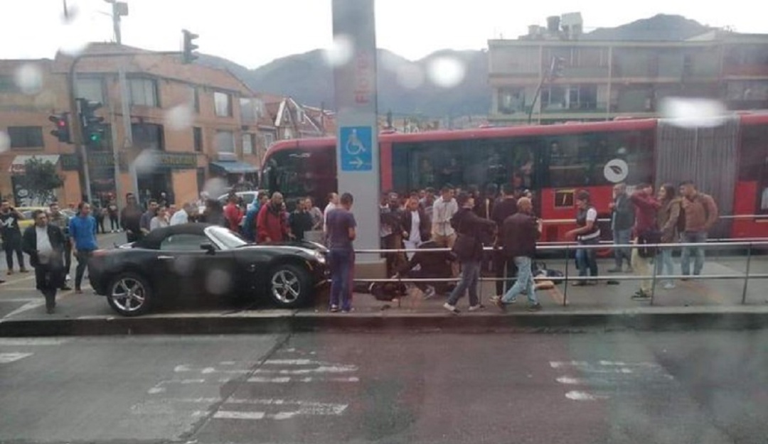 accidente estación Flores: Tres heridos dejó accidente contra estación de Transmilenio