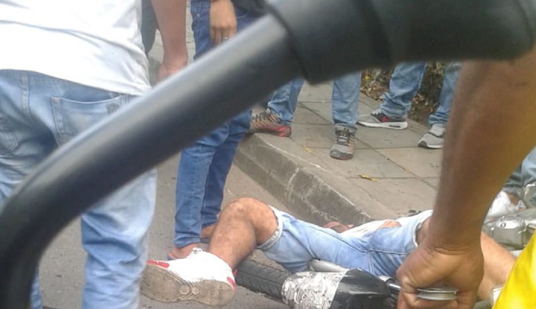 ACCIDENTE BUCARAMANGA VIA MATANZA MOTOCICLISTA: Motociclista murió al chocar con un peatón